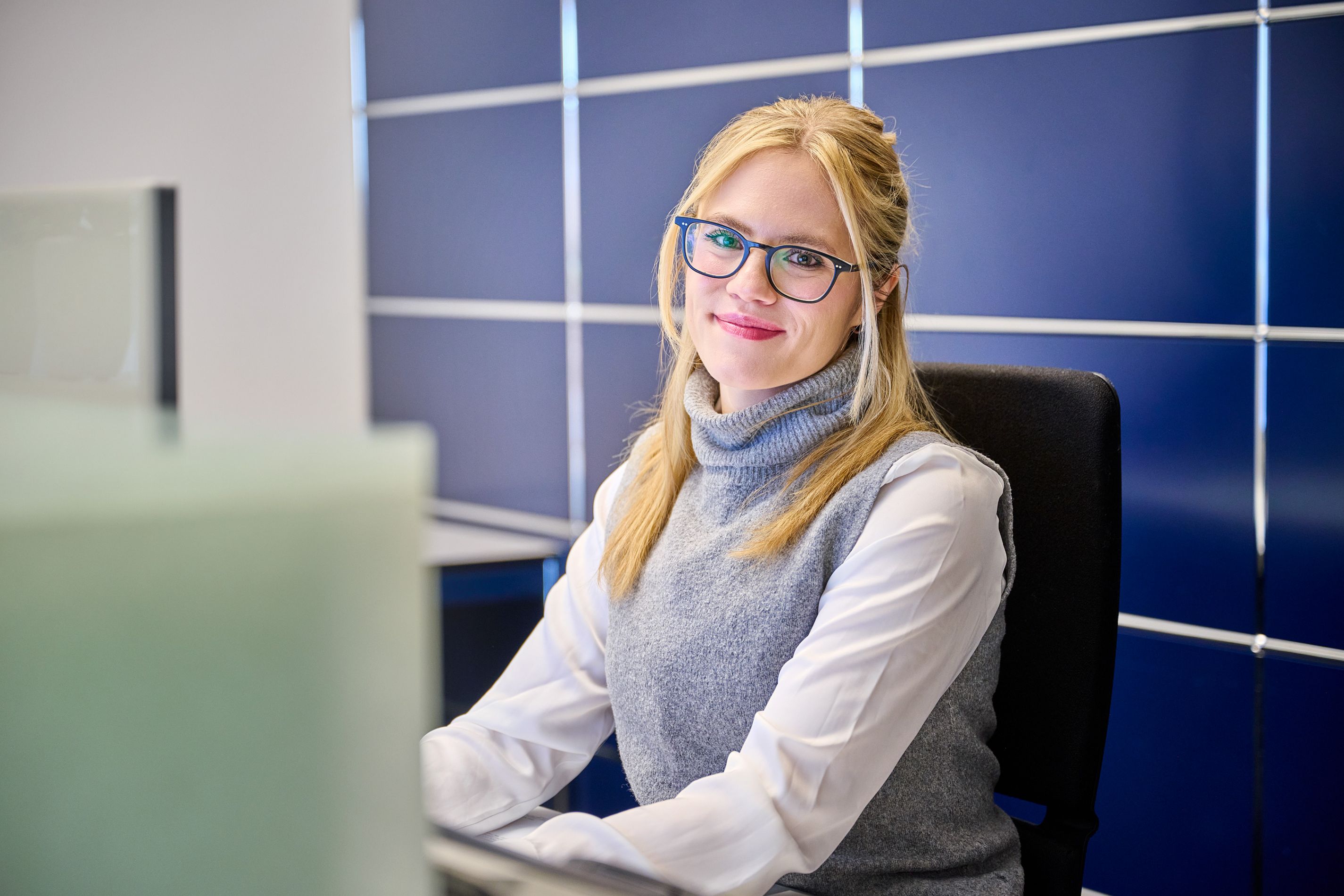 Kanzleimanagerin Vivien Warschun am Empfang in der Steuerberatung Kasior