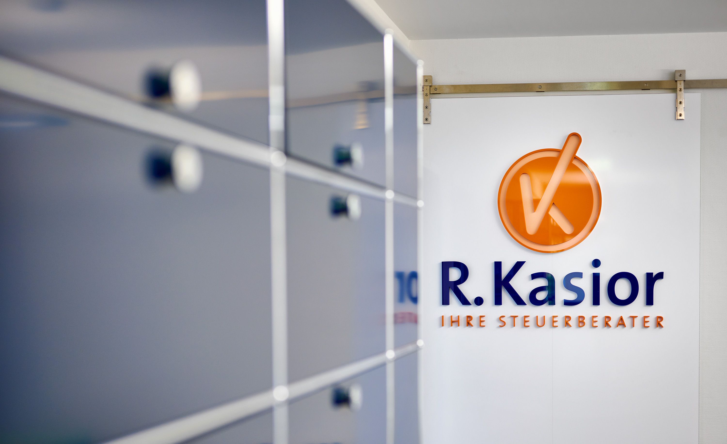 Bürotür mit dem Logo der Steuerberater Kasior 