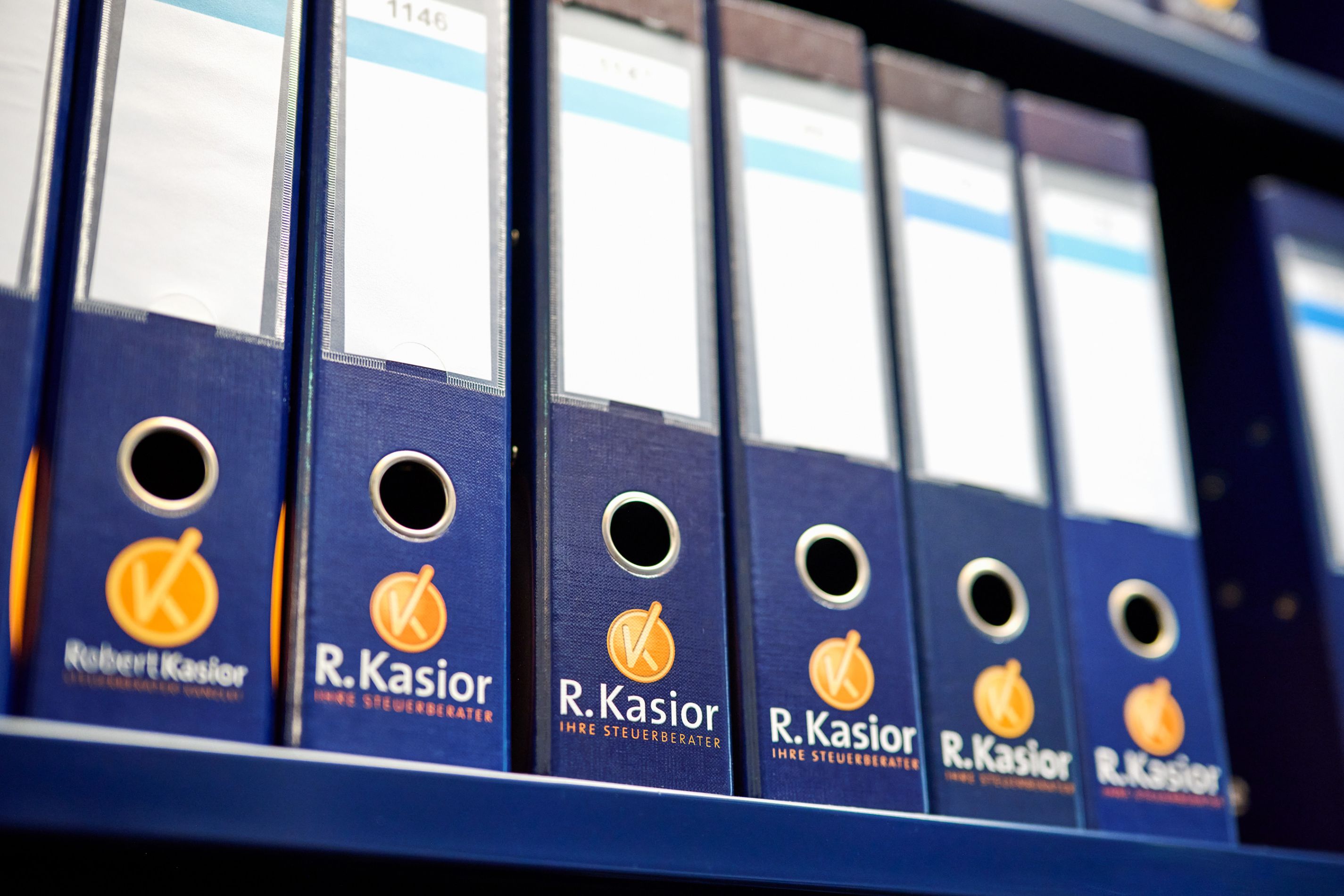 Ordner im Regal mit dem Logo der Steuerberatung Kasior