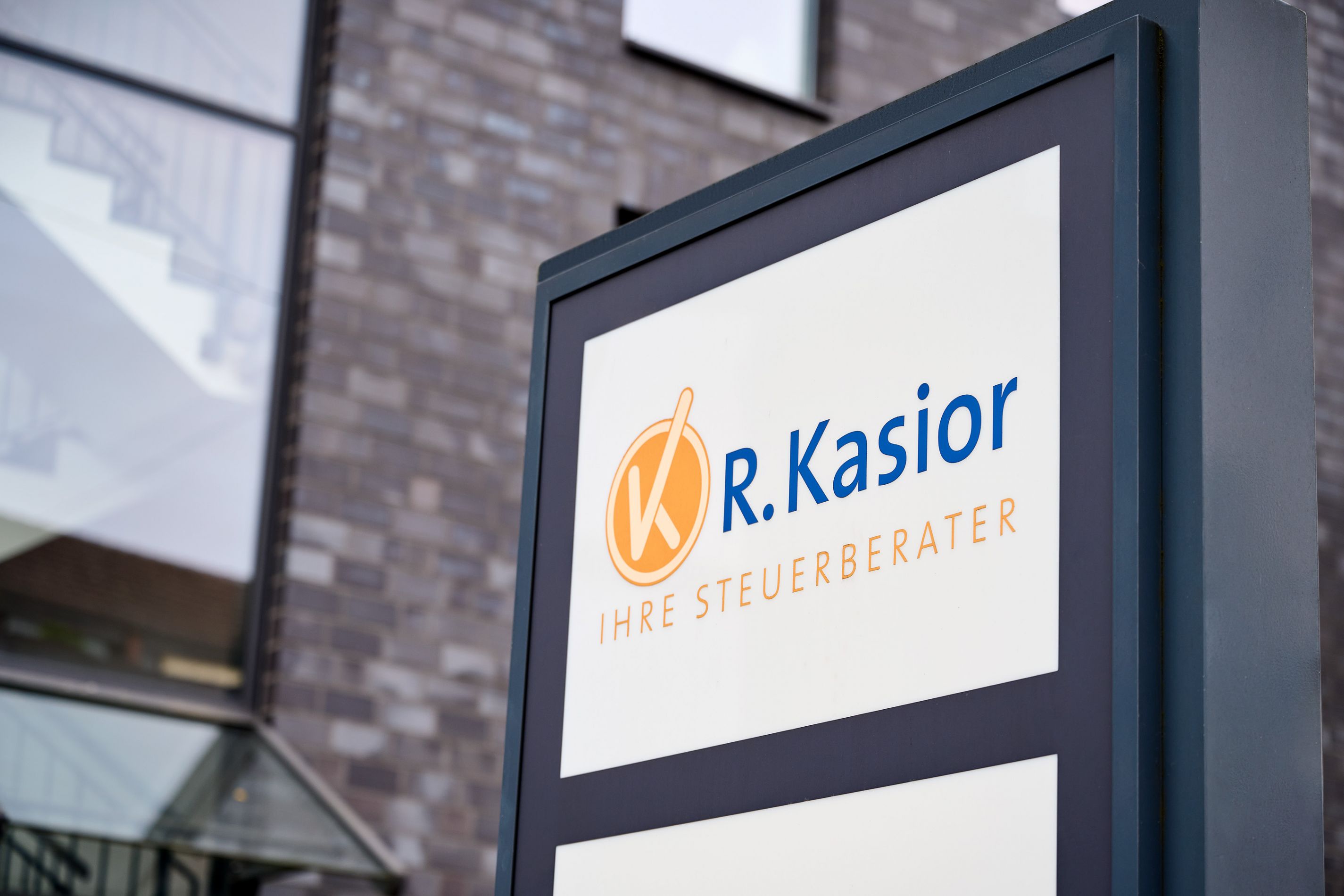 Aussenansicht der Steuerberatung Kasior mit Logo