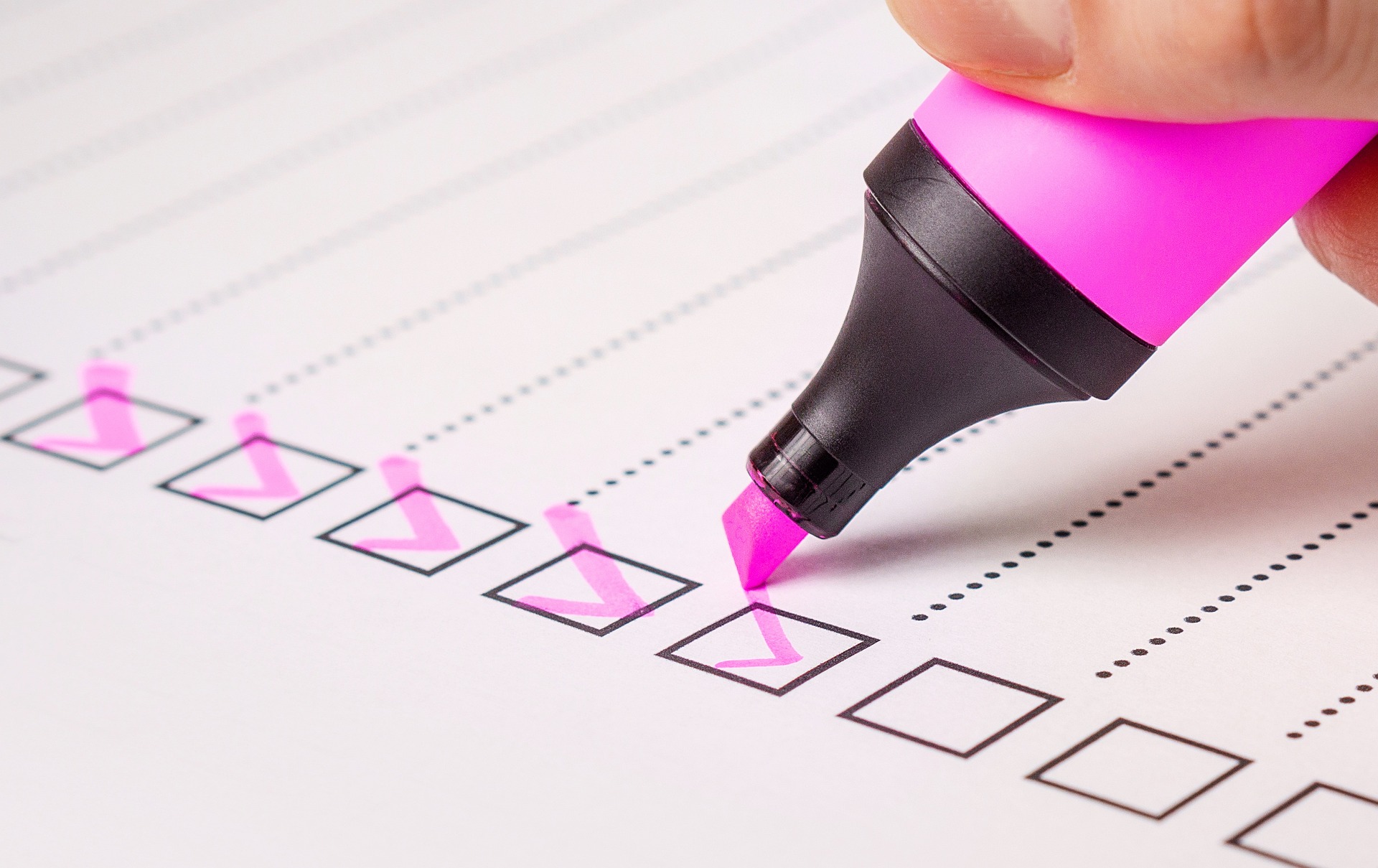 Checkliste mit Leuchtstift