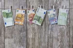 Euroscheine auf der Wäscheleine