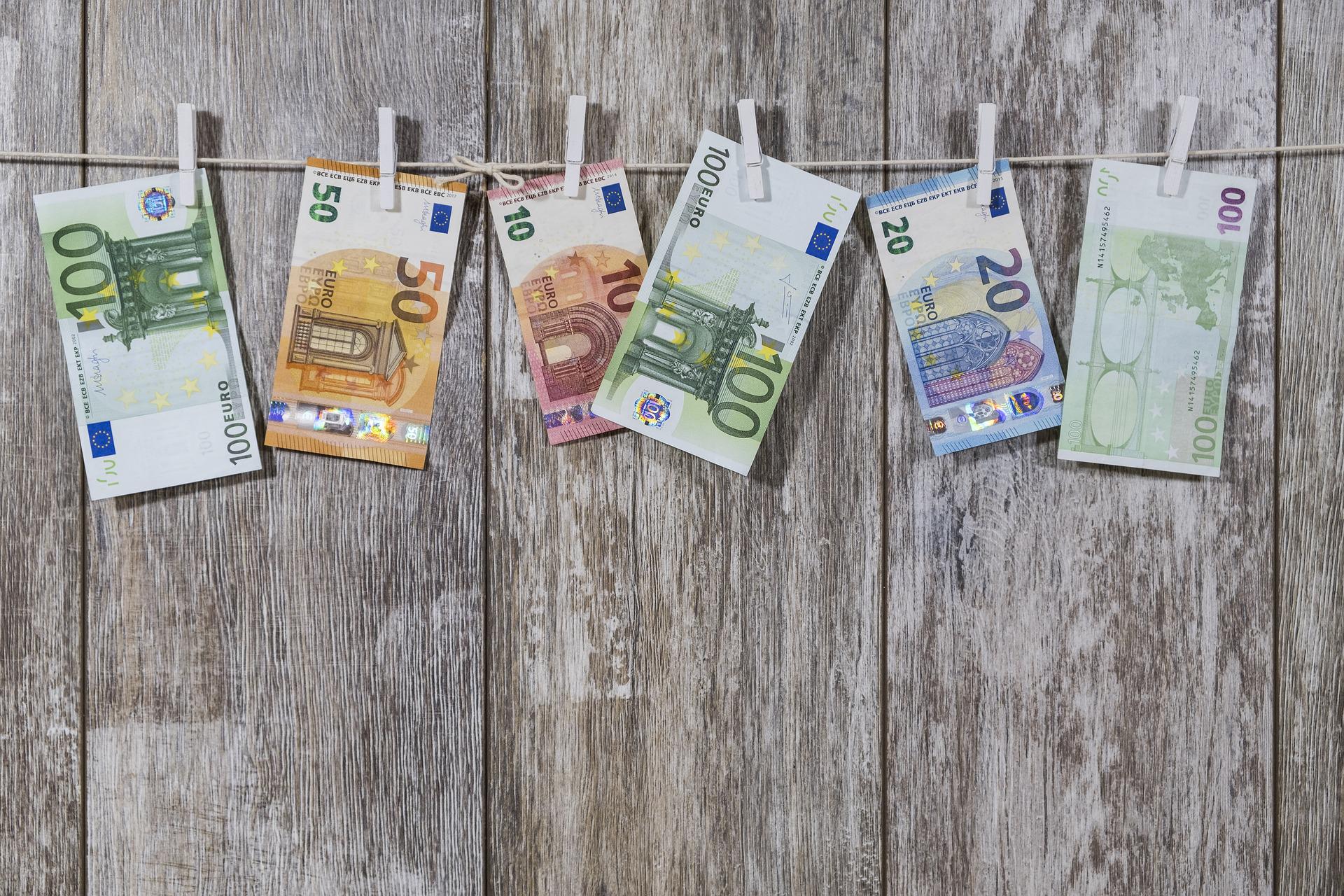 Euroscheine auf der Wäscheleine